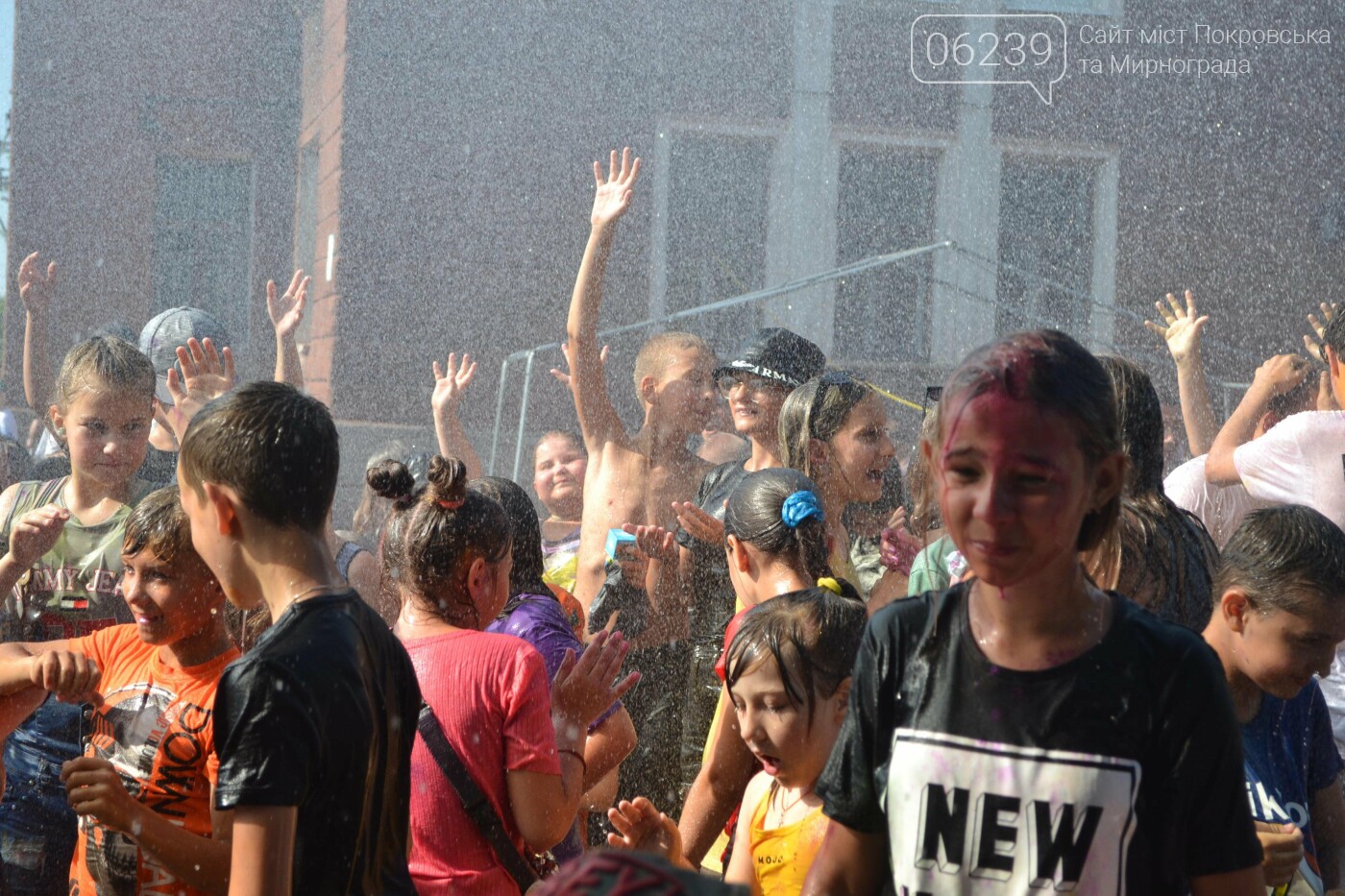 Дождь от спасателей, краски холи и водная битва: в Мирнограде прошел фестиваль "З країни в Україну" (ФОТО), фото-43