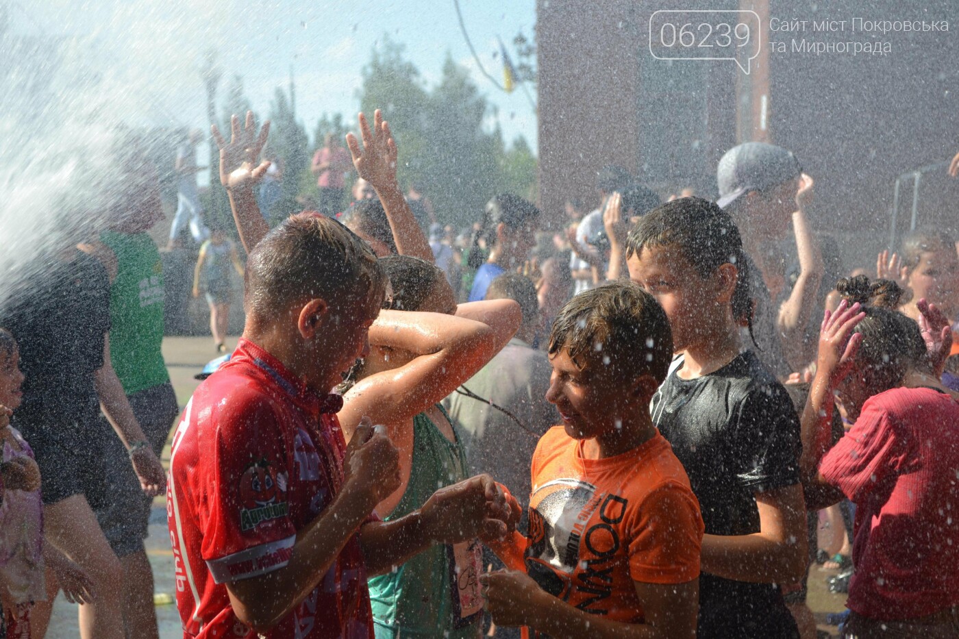 Дождь от спасателей, краски холи и водная битва: в Мирнограде прошел фестиваль "З країни в Україну" (ФОТО), фото-44
