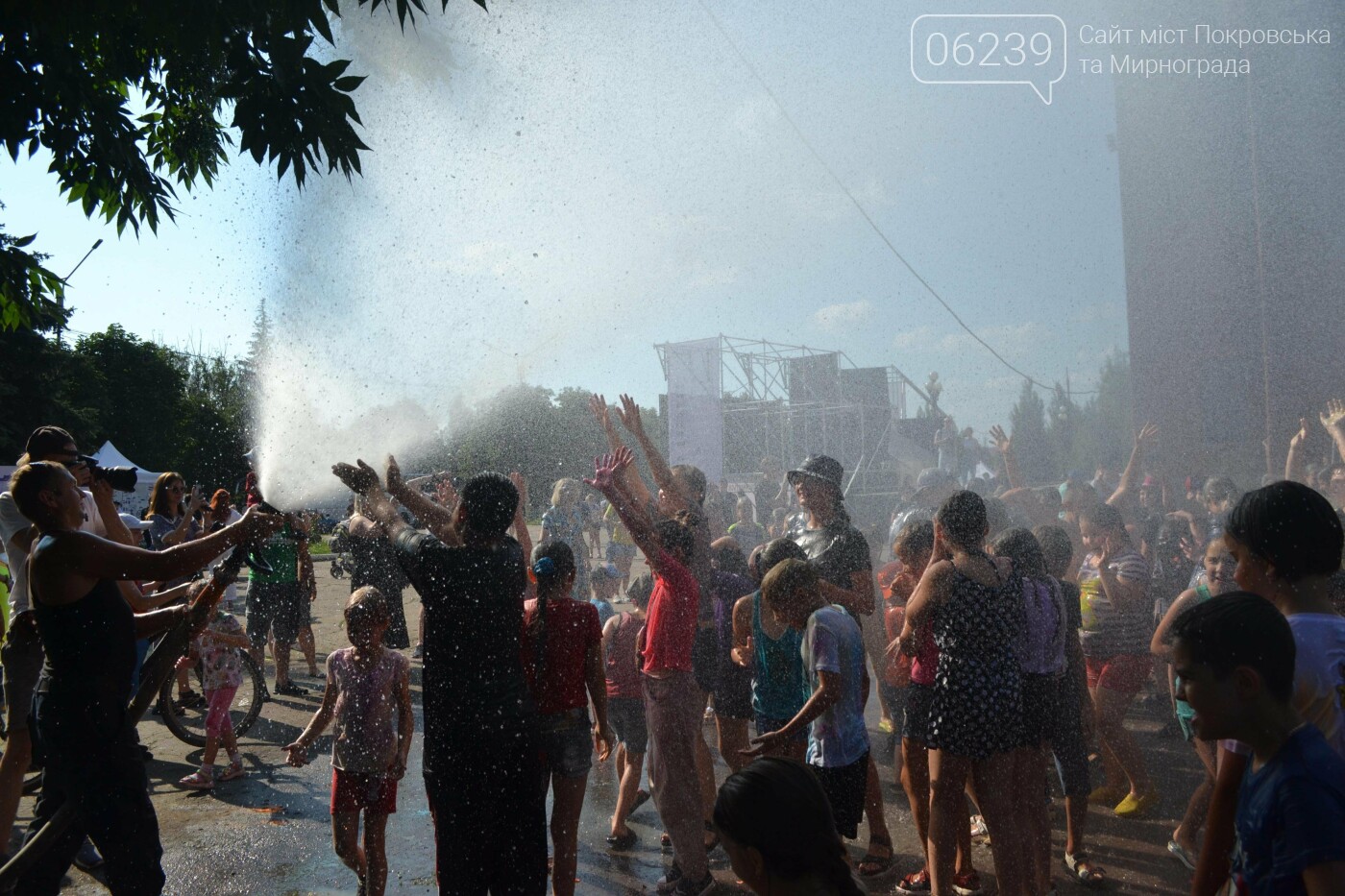 Дождь от спасателей, краски холи и водная битва: в Мирнограде прошел фестиваль "З країни в Україну" (ФОТО), фото-45