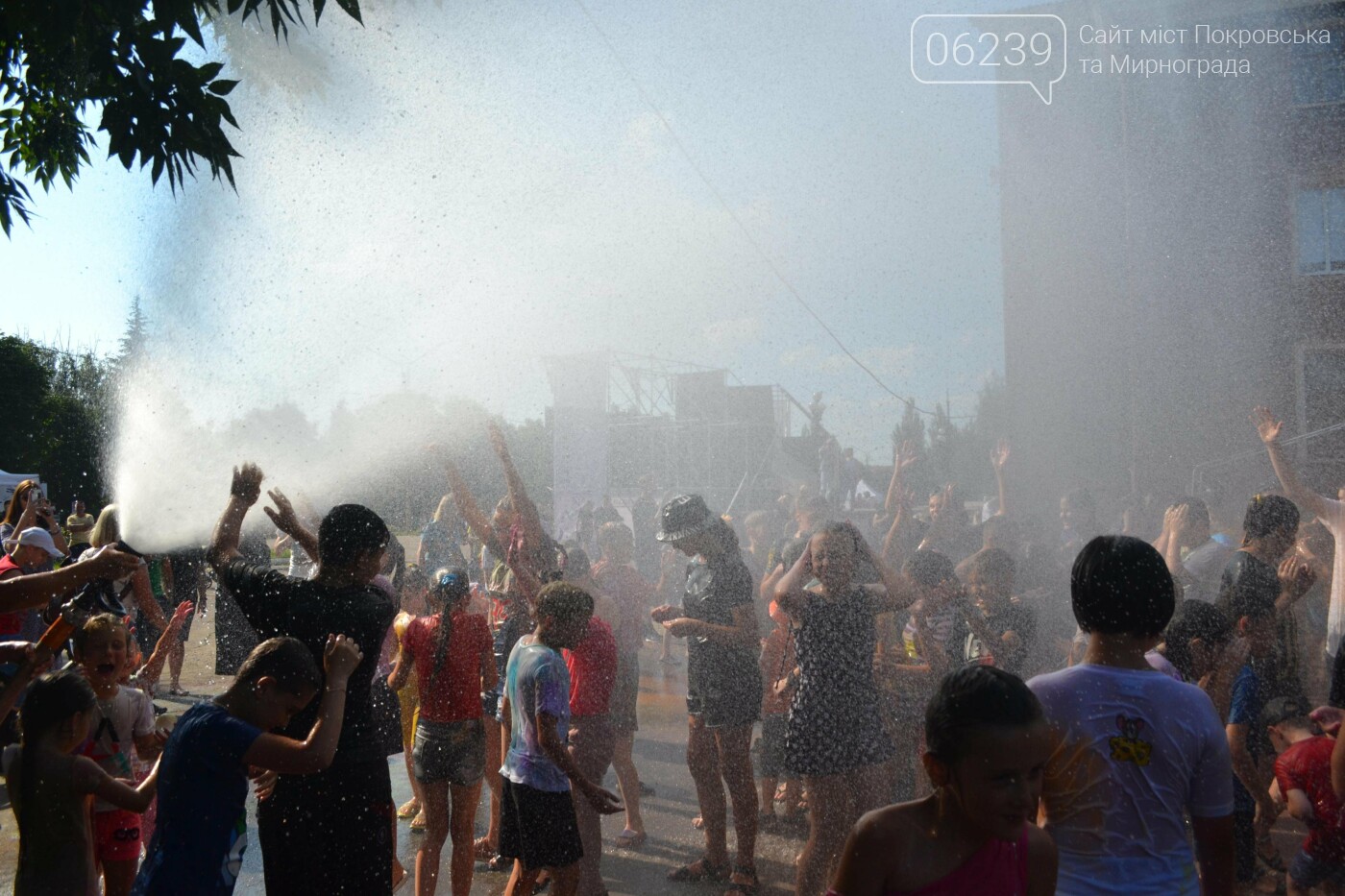 Дождь от спасателей, краски холи и водная битва: в Мирнограде прошел фестиваль "З країни в Україну" (ФОТО), фото-46