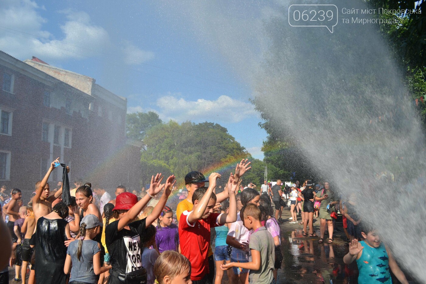 Дождь от спасателей, краски холи и водная битва: в Мирнограде прошел фестиваль "З країни в Україну" (ФОТО), фото-50
