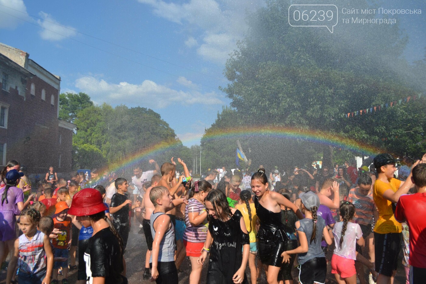 Дождь от спасателей, краски холи и водная битва: в Мирнограде прошел фестиваль "З країни в Україну" (ФОТО), фото-51