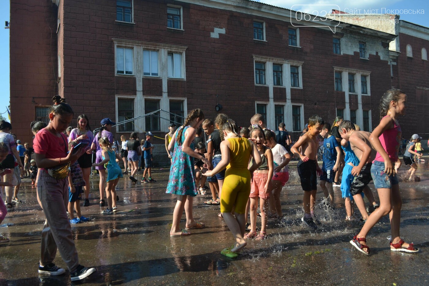 Дождь от спасателей, краски холи и водная битва: в Мирнограде прошел фестиваль "З країни в Україну" (ФОТО), фото-53