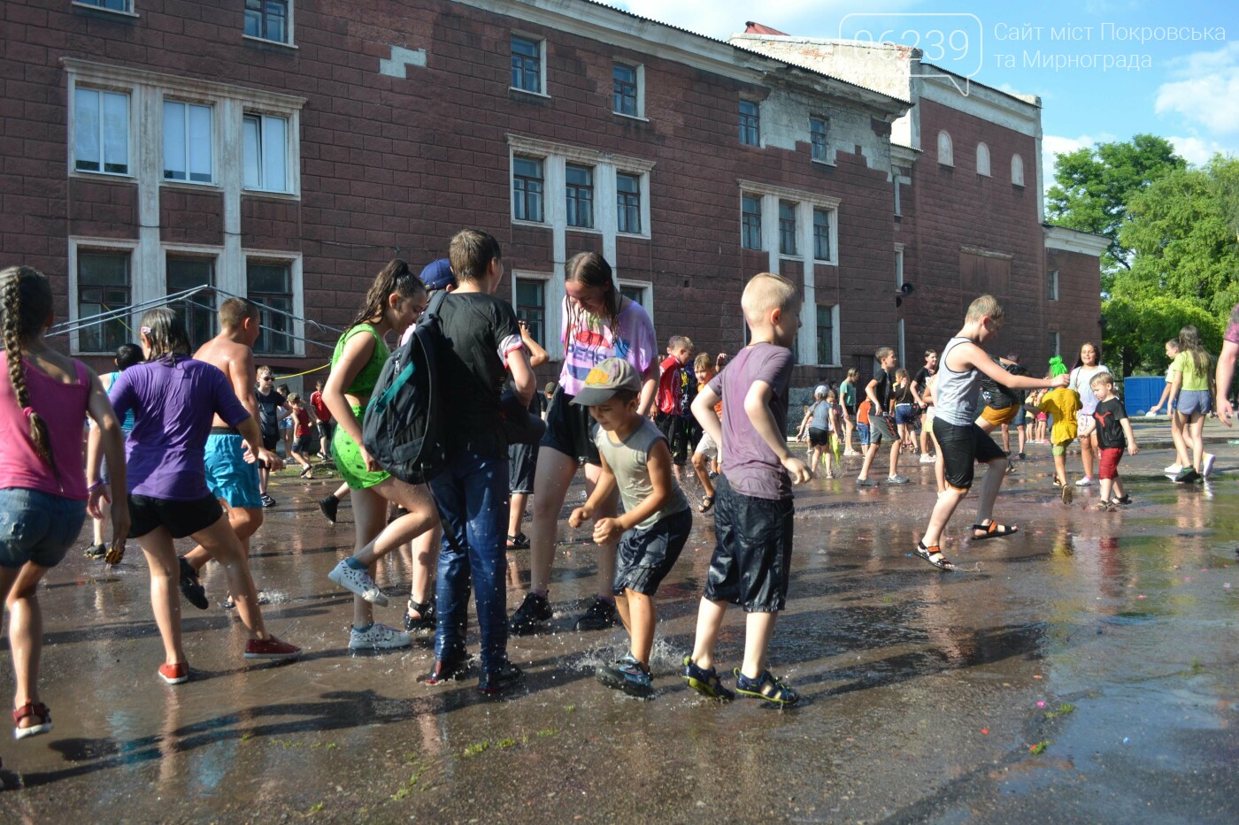 Дождь от спасателей, краски холи и водная битва: в Мирнограде прошел фестиваль "З країни в Україну" (ФОТО), фото-56