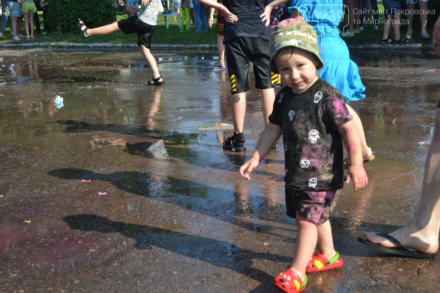 Дождь от спасателей, краски холи и водная битва: в Мирнограде прошел фестиваль "З країни в Україну" (ФОТО), фото-58