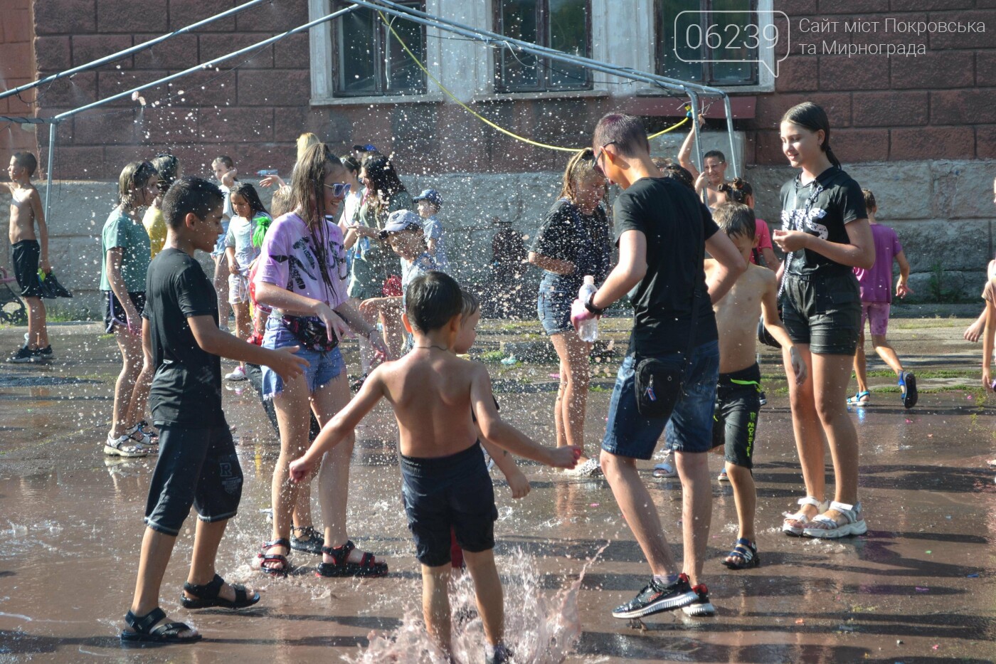 Дождь от спасателей, краски холи и водная битва: в Мирнограде прошел фестиваль "З країни в Україну" (ФОТО), фото-61