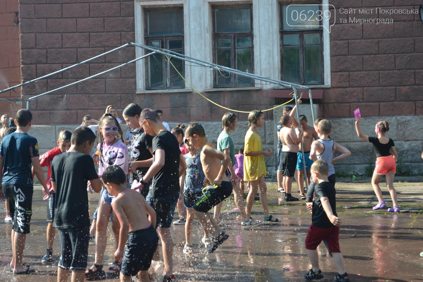Дождь от спасателей, краски холи и водная битва: в Мирнограде прошел фестиваль "З країни в Україну" (ФОТО), фото-62