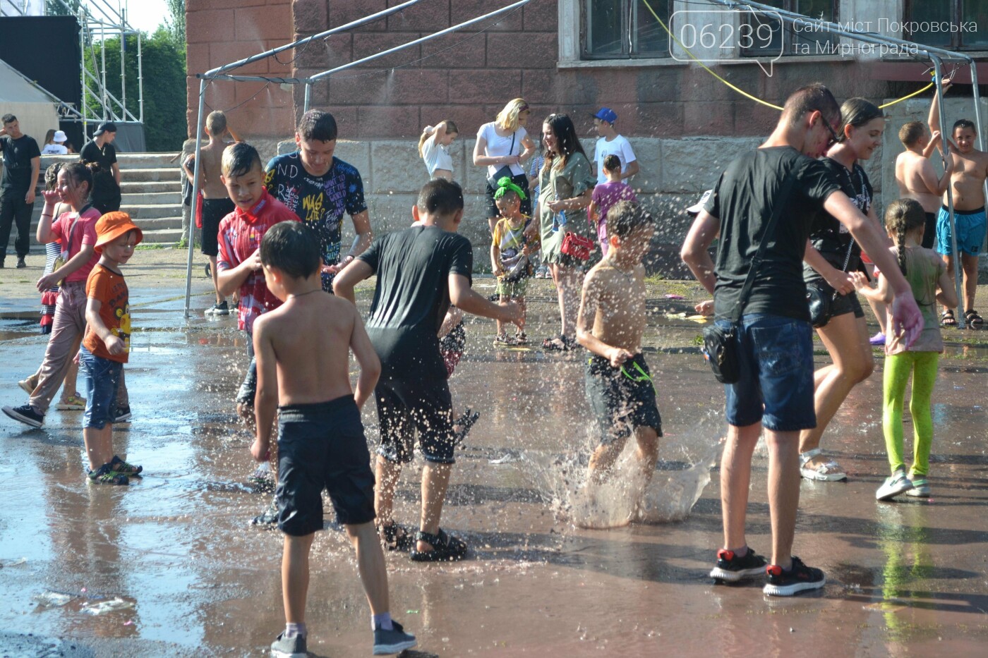 Дождь от спасателей, краски холи и водная битва: в Мирнограде прошел фестиваль "З країни в Україну" (ФОТО), фото-63