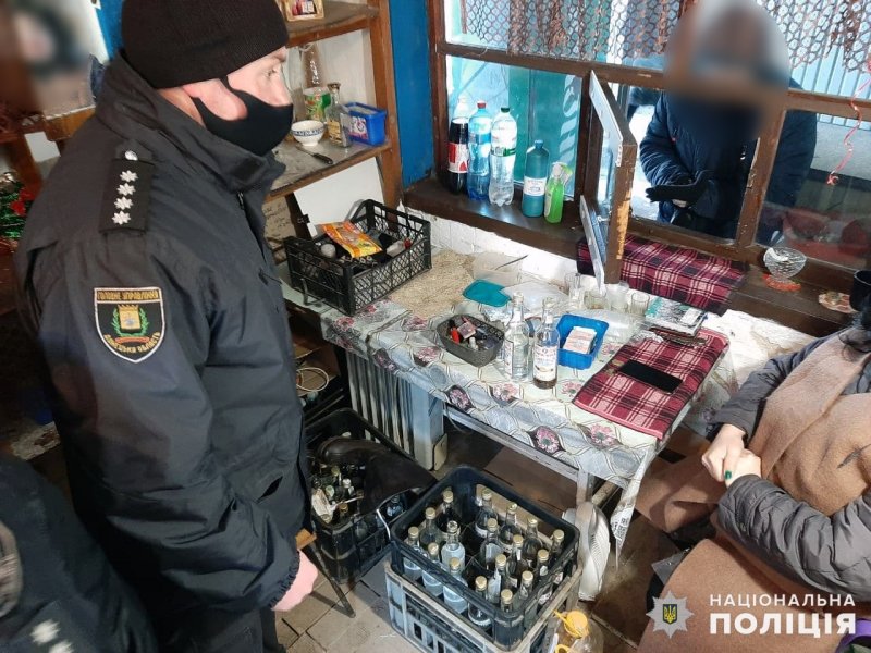 Поліцейські викрили торгові точки, де реалізовували фальсифіковані алкогольні напої