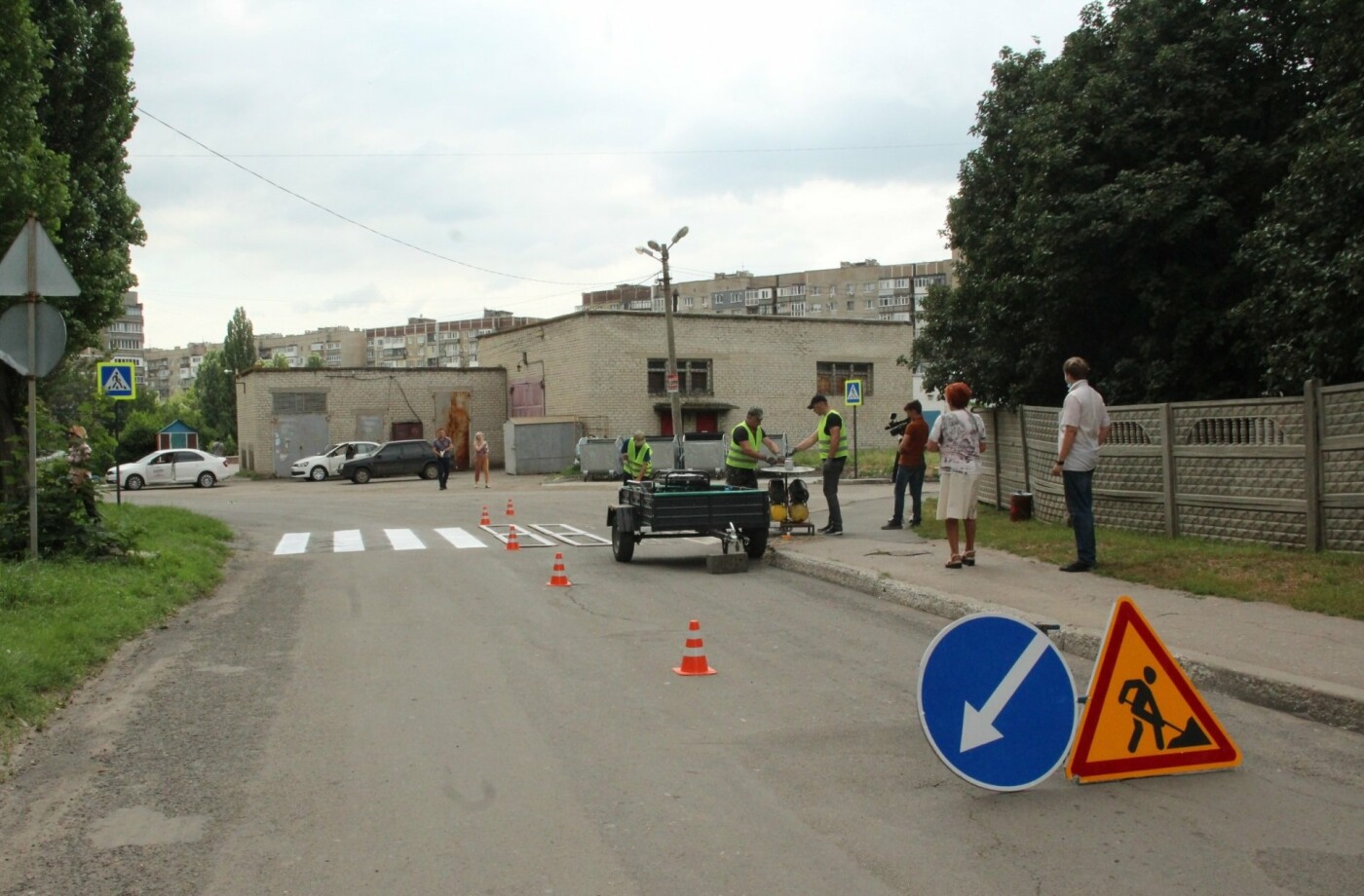 В Покровске обновляют пешеходные переходы