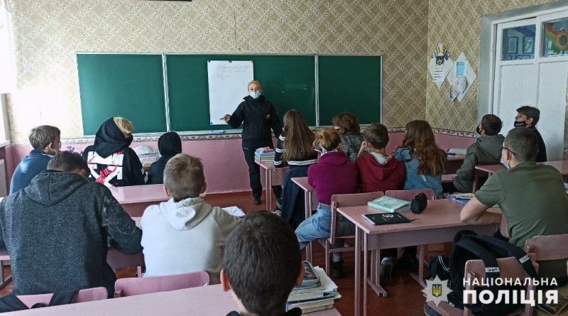У Покровському районі співробітники ювенальної превенції поліції провели тренінг для школярів