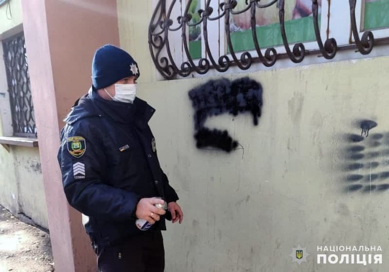 У Покровському районі поліцейські протидіють вуличній рекламі наркотиків