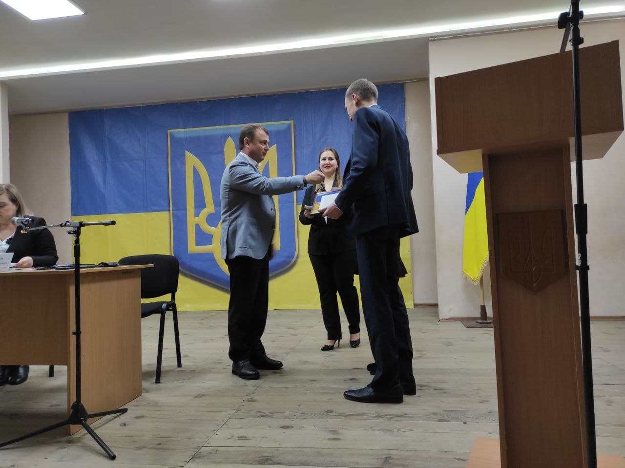 В Покровске ключи и ордер от квартиры вручили семье врачей 