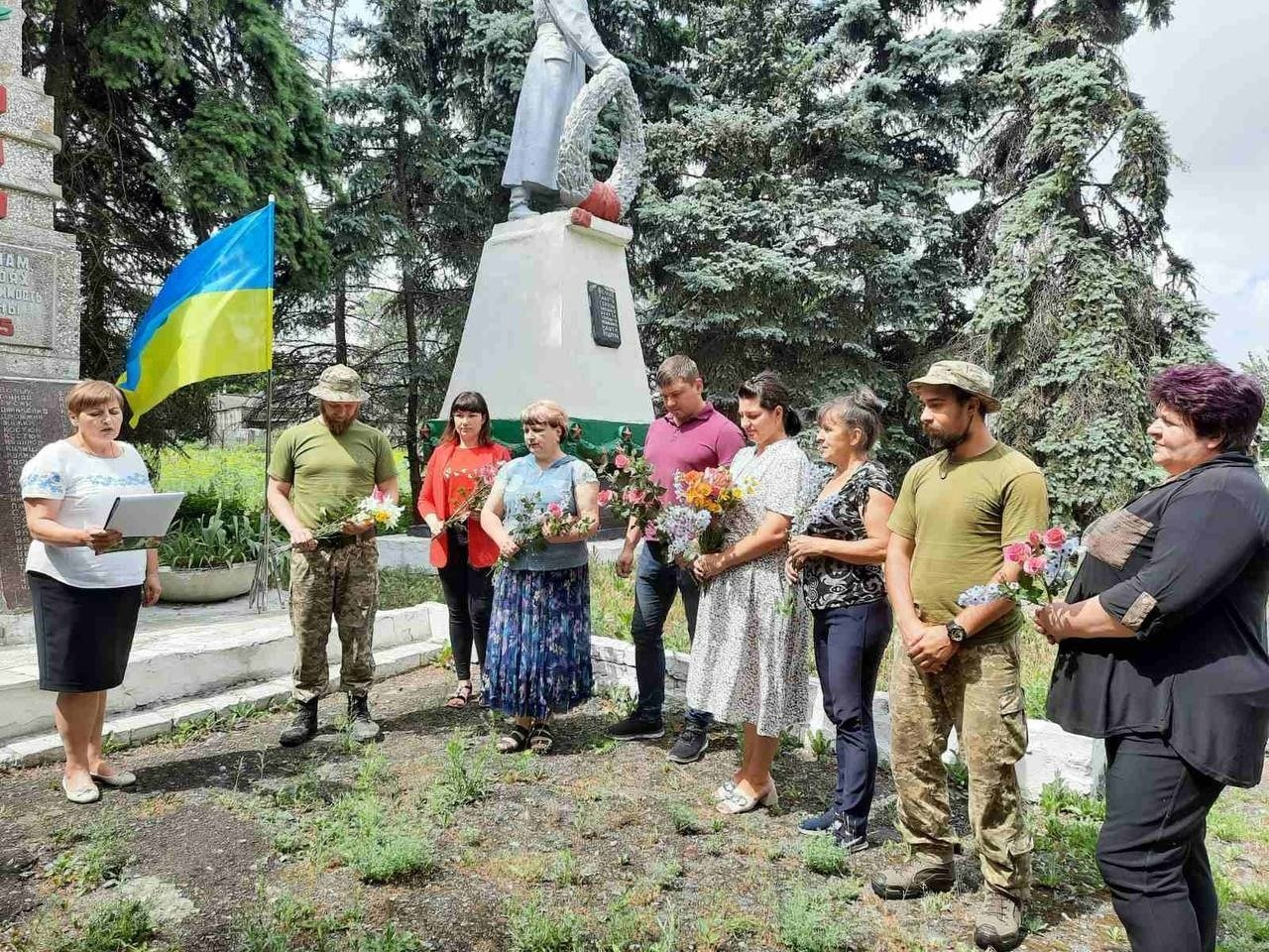 У Покровському районі відбулося покладання квітів до меморіалів загиблим у Другій світовій війні