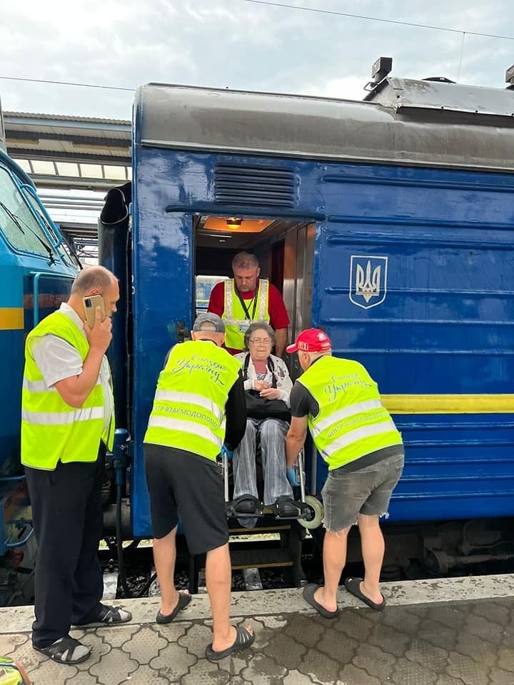 Жителлів Донецької області евакуюють до Кіровограда: як записатися на потяг 