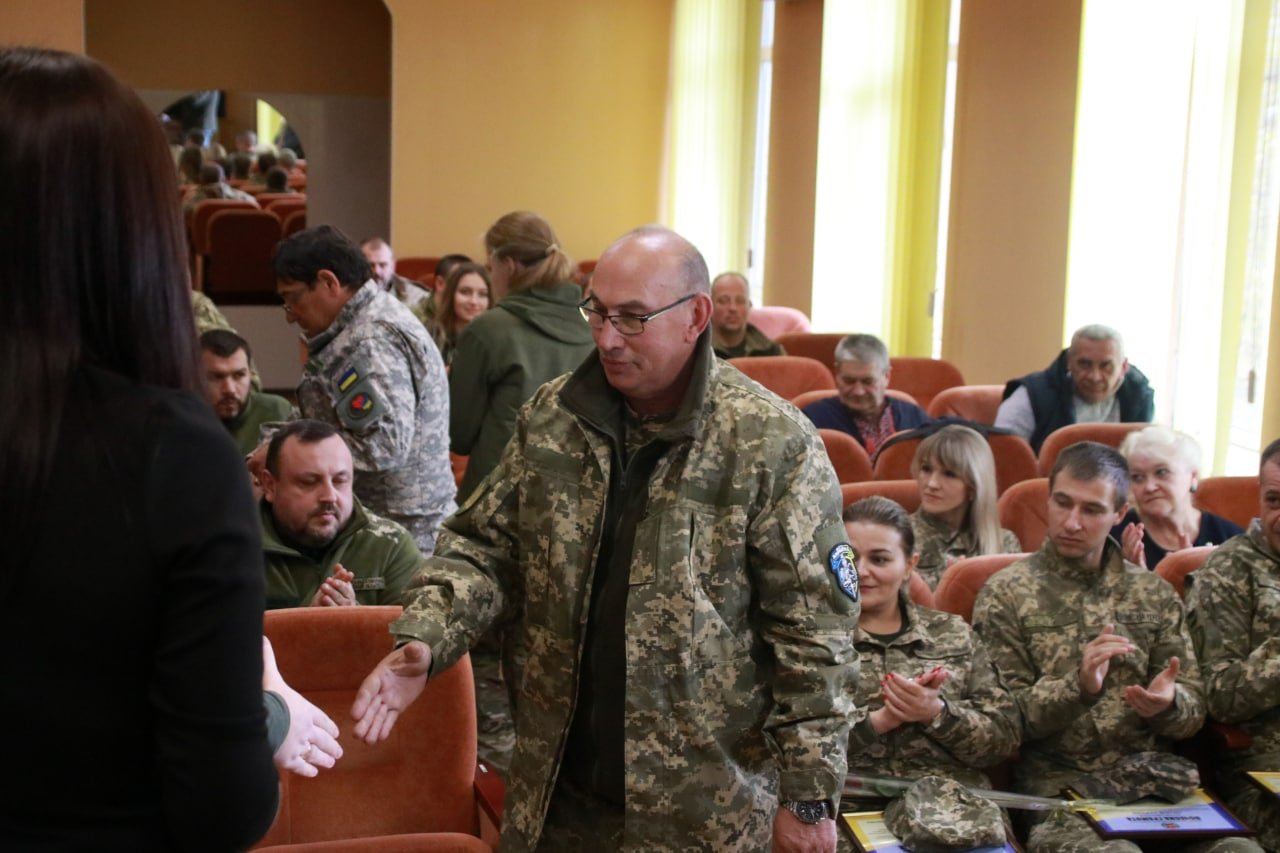 Начальник Мирноградської МВА Юрій Ключка нагородив відзнаками захисників та захисниць України
