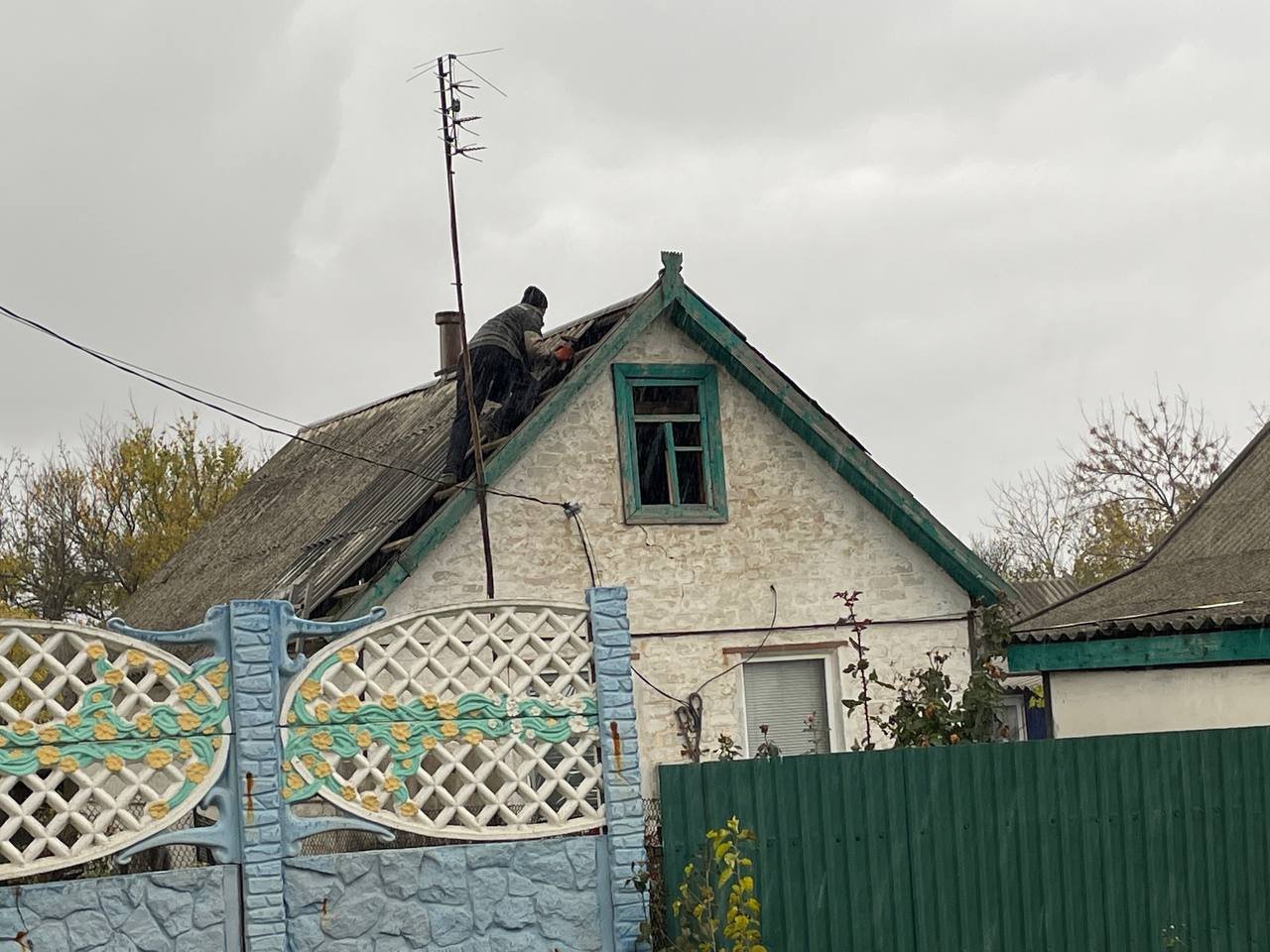 Після ворожого обстрілу у Новотроїцькому пошкоджено близько 10 житлових будинків