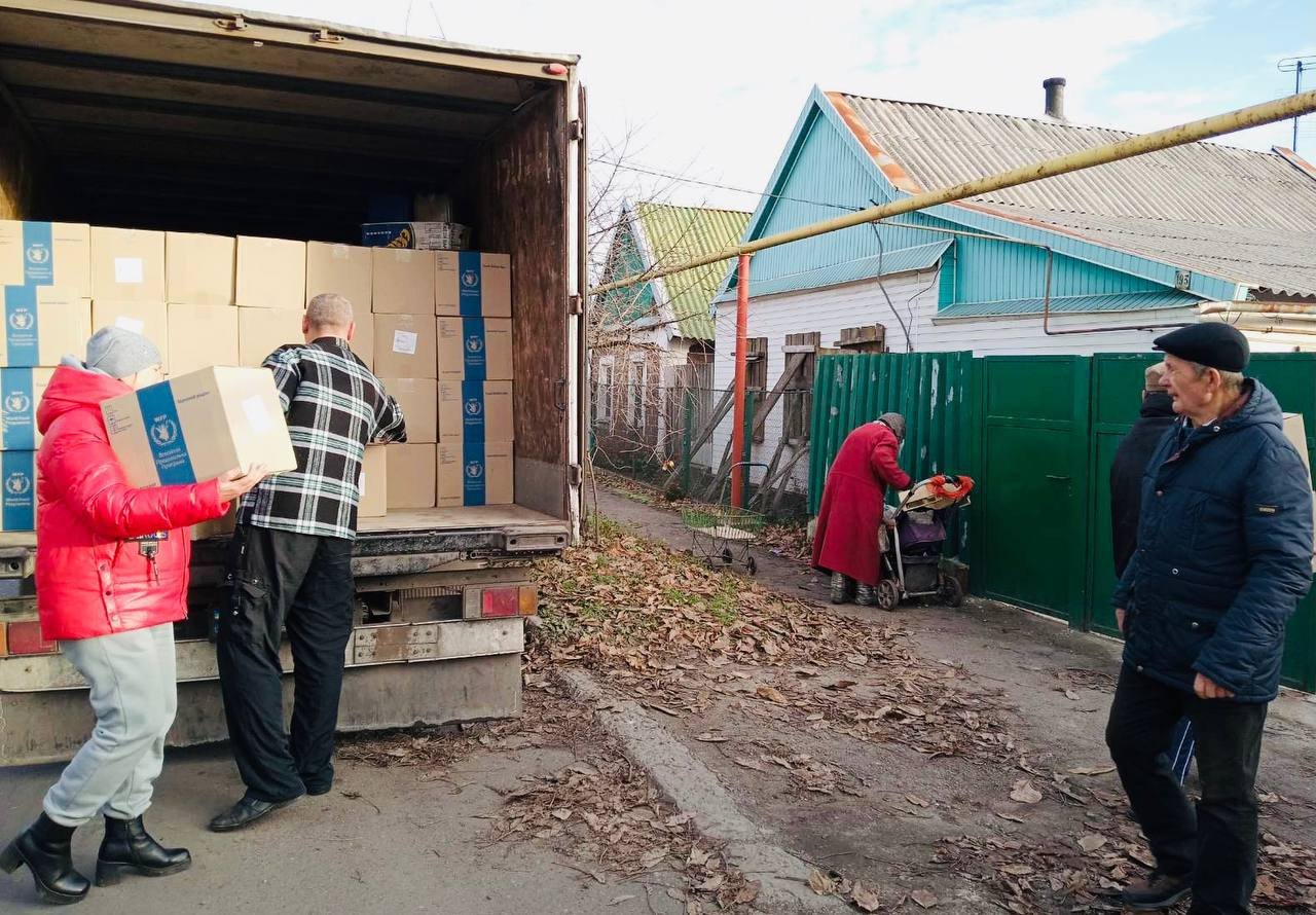У Покровську  320 продуктових наборів видано жителям кварталу №9.