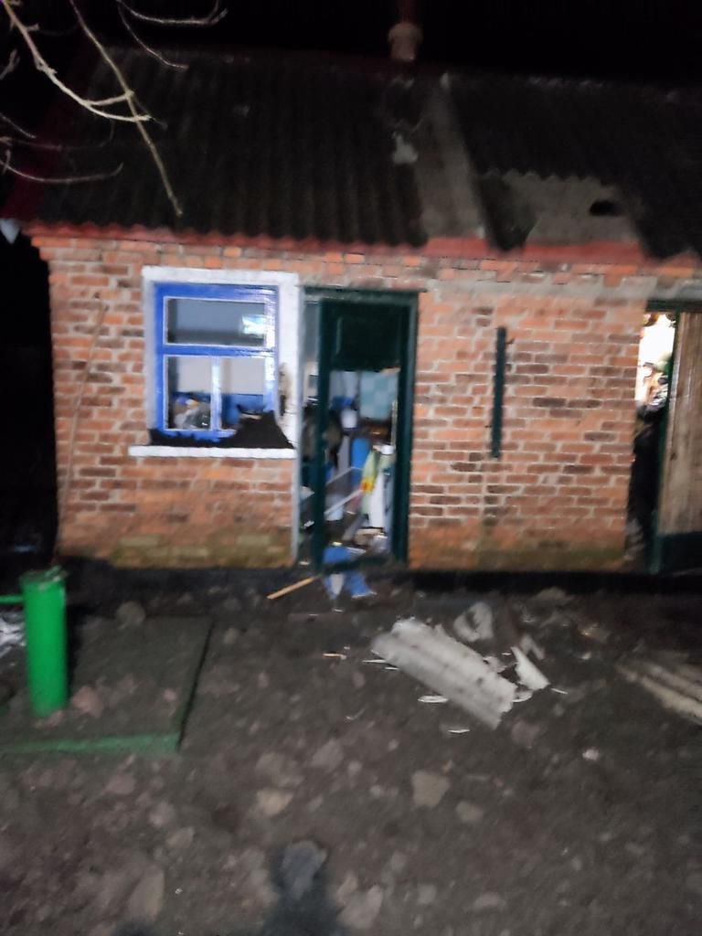 Двох ракетних ударів зазнав Мирноград: пошкодили 4 приватні будинки та стадіон