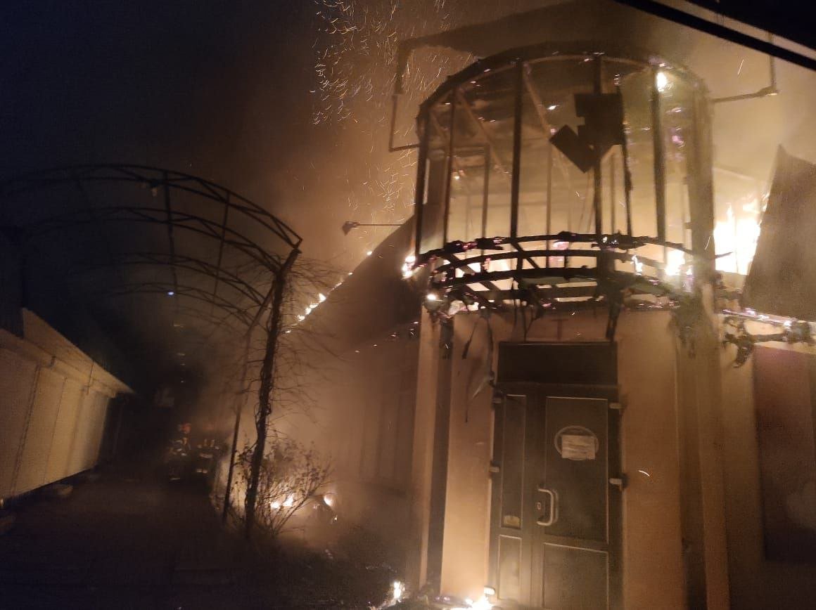 Відкритий місяць назад “Золотий вік” згорів: сьогодні вночі сталася пожежа будівлі