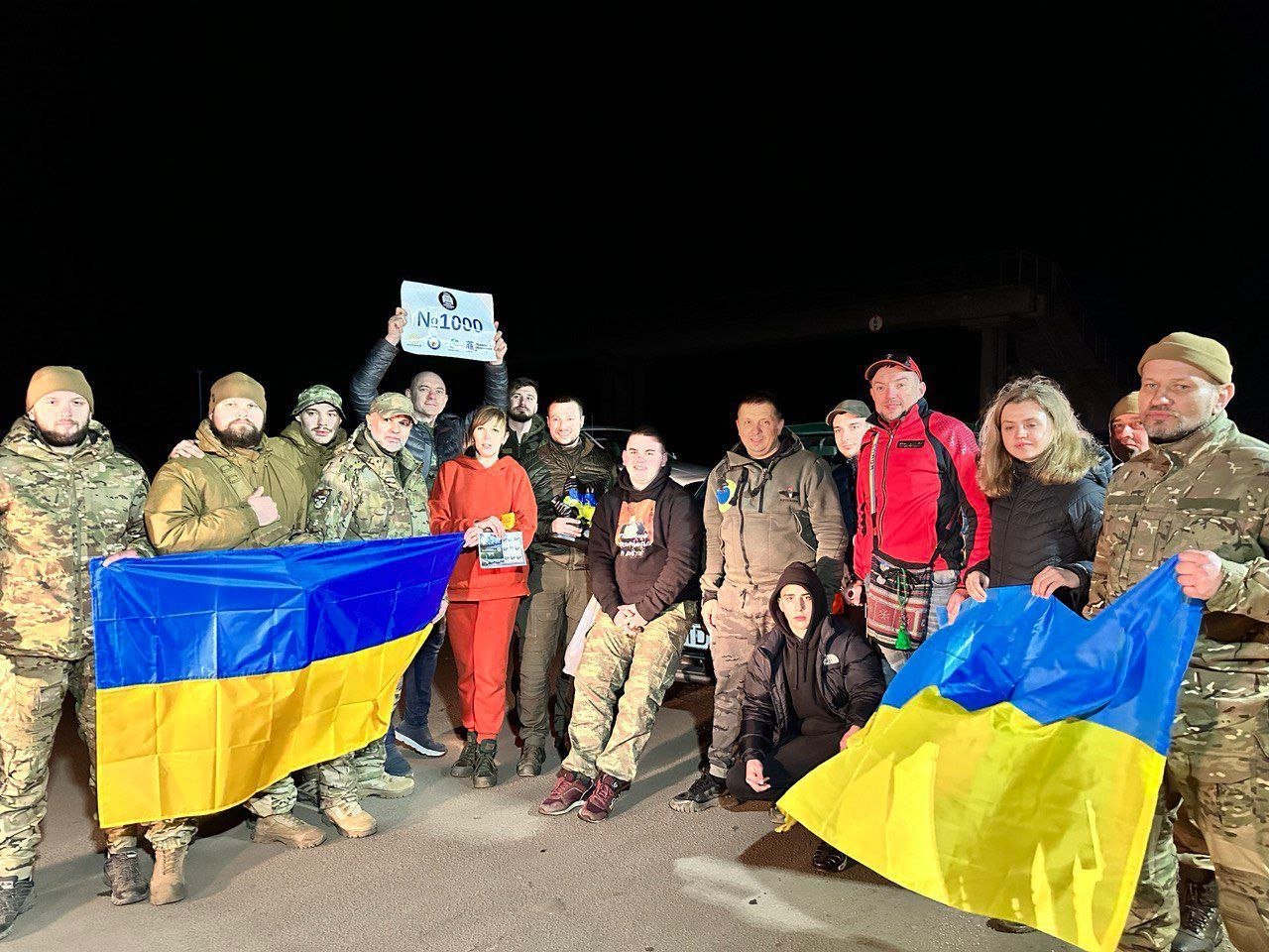 Черговий позашляховик для військових передали разом із волонтерами Міжнародного штабу допомоги українцям