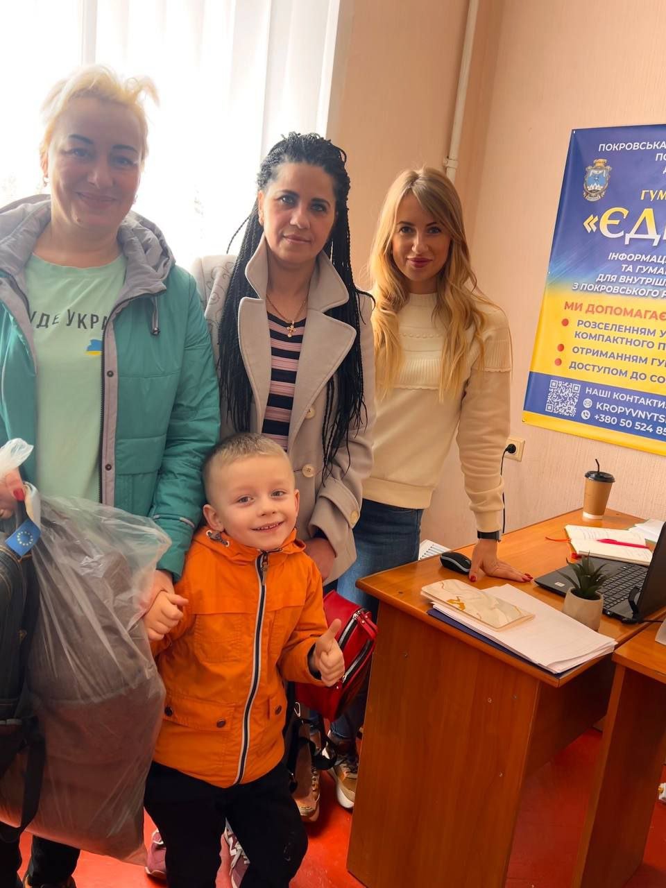 20 сімей з Покровського району отримали памперси, фруктові, рибні, м'ясні пюре, молочні суміші й ковдри: у Кропивницькому працює хаб «Єднання»
