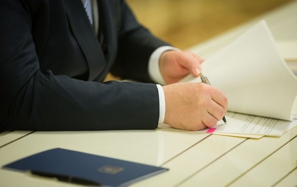 Порошенко подписал закон по обеспечению социальным жильем переселен... Порошенко подписал закон по обеспечению социальным жильем переселенцев, Вера Карпова