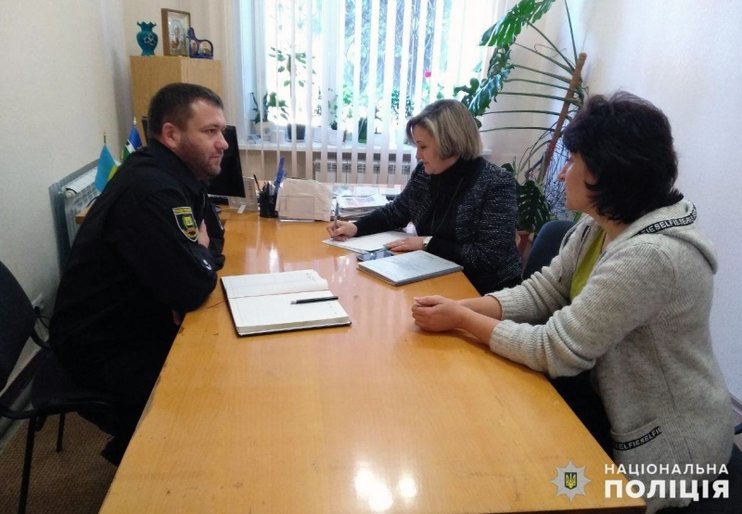 Заступник начальника Покровського відділу поліції провів виїзний пр... Заступник начальника Покровського відділу поліції провів виїзний прийом громадян у селищі Новоекономічне, Вера Карпова