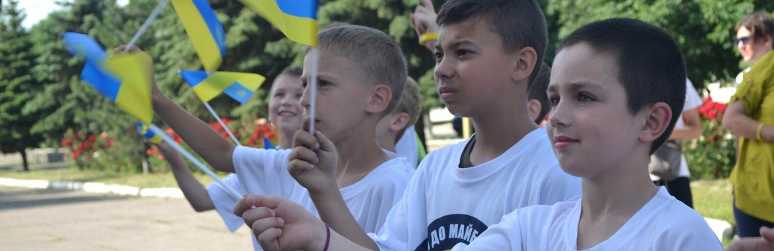 Массовый забег и 30-ти метровый флаг Украины: в Мирнограде отметили День Конституции