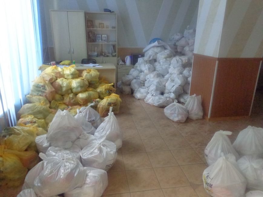 Завтра переселенцы, временно проживающие в Красноармейске, смогут получить гуманитарную помощь (фото) - фото 1