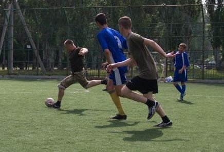 Военные отметили День медика игрой в футбол в Красноармейске (фото) - фото 1