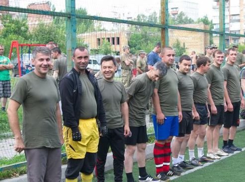 Военные отметили День медика игрой в футбол в Красноармейске (фото) - фото 1