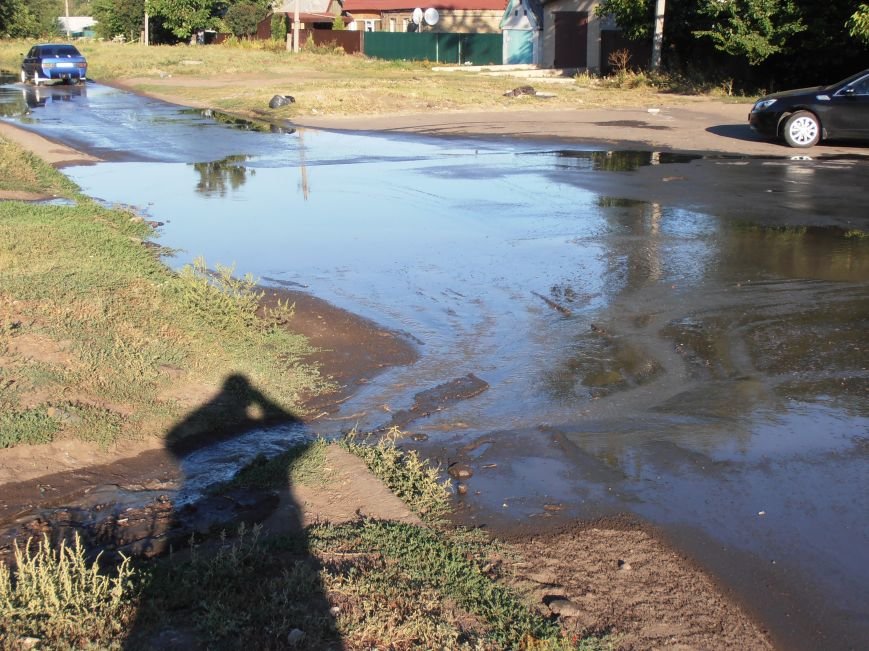 «Пройти нельзя, переплыть не на чем», - жители Димитрова о потоках воды на улицах города (фото) - фото 1