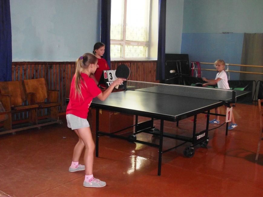 Воспитанники ДЮСШ Красноармейска отметили День независимости Украины игрой в теннис (фото) - фото 1