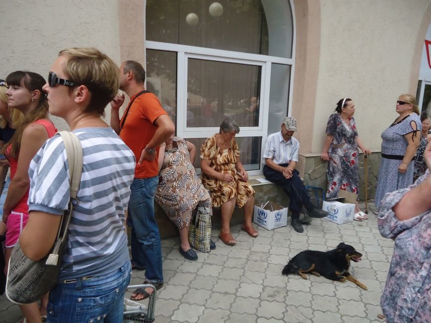 В Красноармейске снова выдают гуманитарную помощь для переселенцев от фонда Рината Ахметова «Поможем» (фото) - фото 2