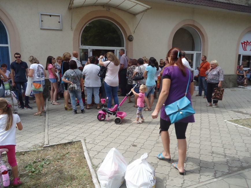 В Красноармейске снова выдают гуманитарную помощь для переселенцев от фонда Рината Ахметова «Поможем» (фото) - фото 1