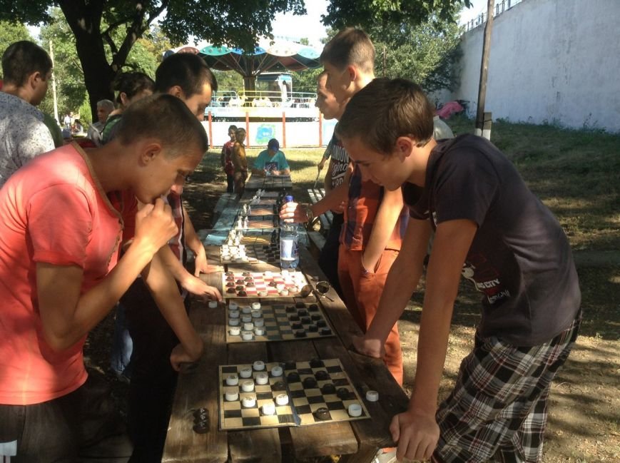 В День Города в Димитрове состоялся шахматно-шашечный турнир (фото) - фото 1