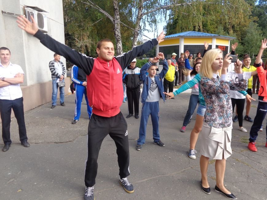 «Україно, будьмо!» - в Красноармейске прошла энергичная и бодрая общегородская зарядка (фото) - фото 1
