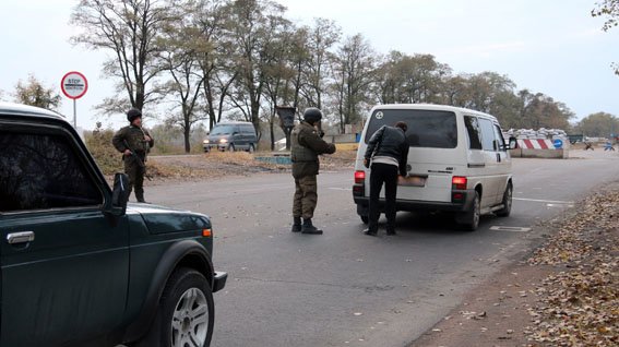 На блокпостах Донецкой области усилен контроль за перевозкой грузов (фото) - фото 1