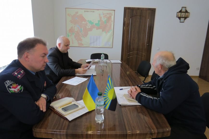 Представитель руководства ГУ НП в Донецкой области пообщался с жителями Димитрова (фото) - фото 1