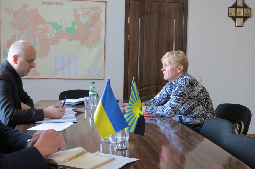 Представитель руководства ГУ НП в Донецкой области пообщался с жителями Димитрова (фото) - фото 2